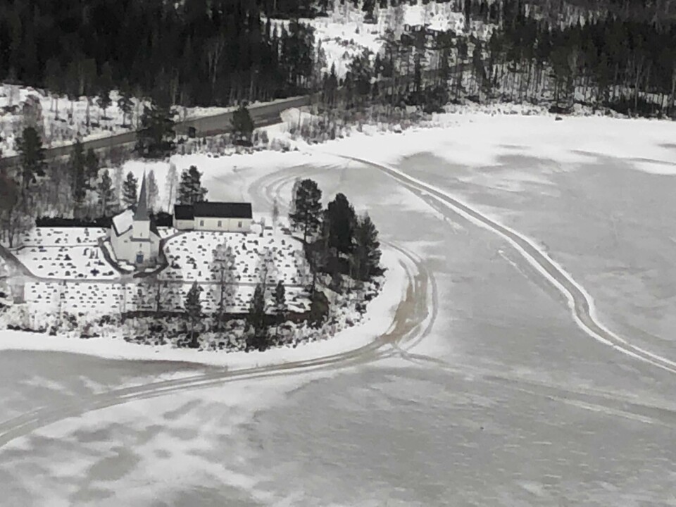 Det er ikke landbart verken på hjul, ski, eller flottører. Bildene tok Thomas Midtsund under en fin treningstur over Vermundsjøen, med derpå følgende landingsrunder på Starmoen. Det er ikke landbart verken på hjul, ski, eller flottører. Bildene tok Thomas Midtsund under en fin treningstur over Vermundsjøen, med derpå følgende landingsrunder på Starmoen.