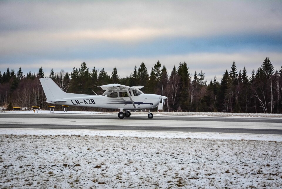 Det ble mange landinger for elevene som gjorde landingsøvelser på Gullknapp. Her har LN-AZB akkurat satt hjulene på bakken.