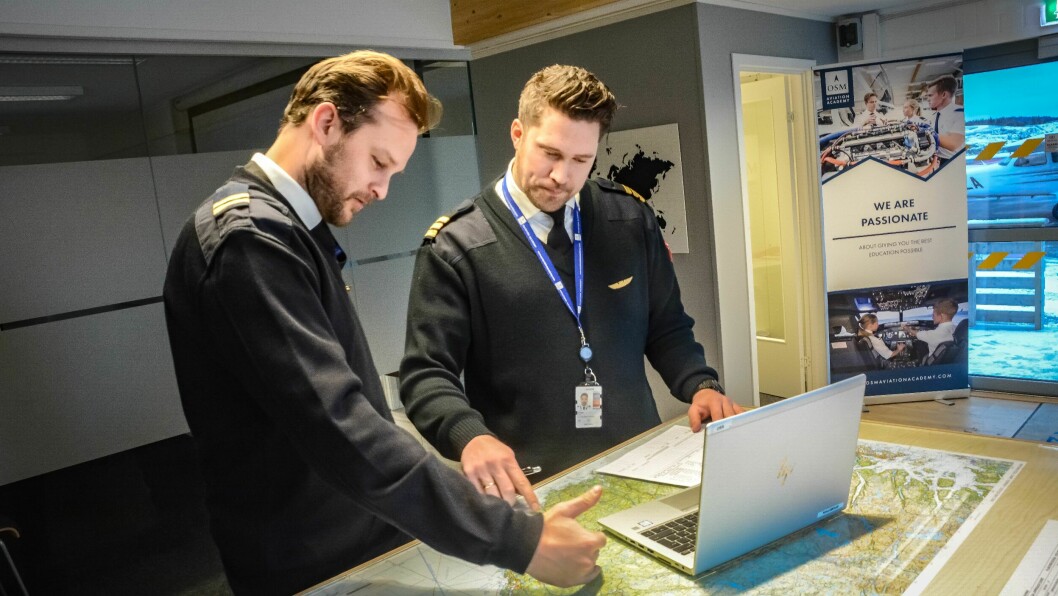 Instruktør Stian Sandøy (t.v.) og Jonas Evensen studerer flykartet før neste flytur med elevene.