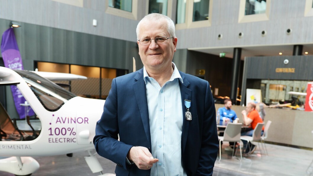 FIKK HEDERSTEGN: Lars Øyno ble lørdag tildelt motorflyseksjonens hederstegn for sin mangeårige innsats for luftsporten. FIKK HEDERSTEGN: Lars Øyno ble lørdag tildelt motorflyseksjonens hederstegn for sin mangeårige innsats for luftsporten.