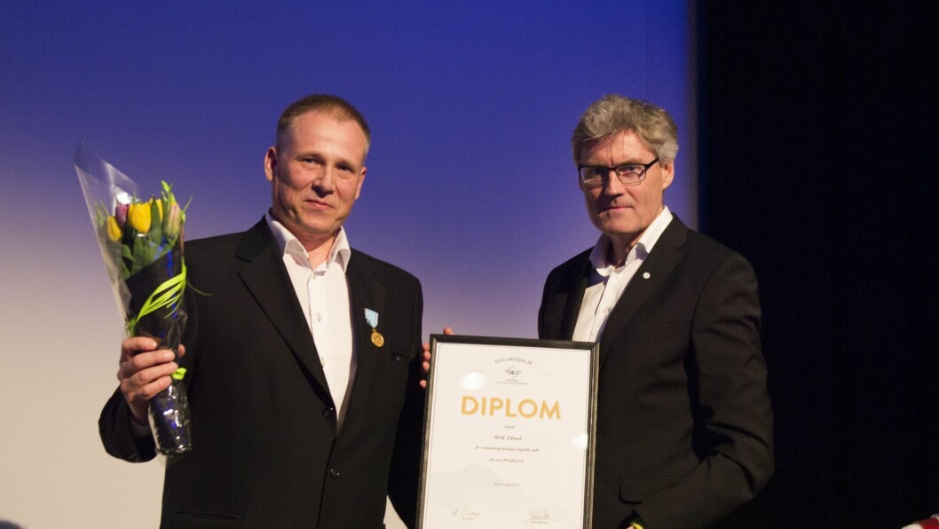 HEDERSTEGN: Påtroppende president Asle Sudbø (til høyre) deler ut NLFs gullmedalje til avtroppende president Rolf Liland. HEDERSTEGN: Påtroppende president Asle Sudbø (til høyre) deler ut NLFs gullmedalje til avtroppende president Rolf Liland.