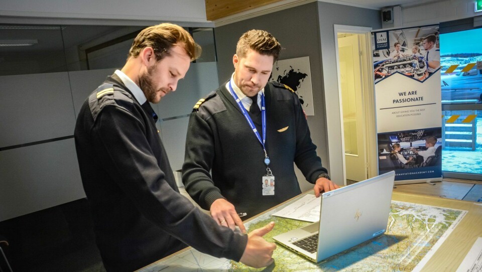Instruktør Stian Sandøy (t.v.) og Jonas Evensen studerer flykartet før neste flytur. Bildet er tatt da Flynytt besøkte OSM Aviation Academy i Arendal i vinter.