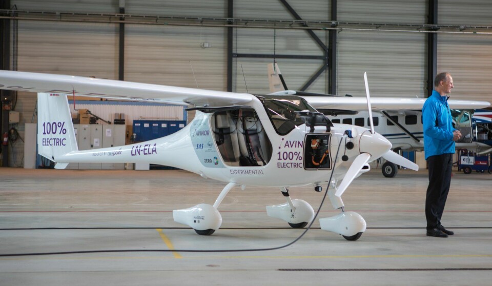 FLØY ELEKTRISK: Tidligere samferdselsminister Ketil Solvik-Olsen fikk testet ut Pipistrel Alpha Electro. Han sier at dette flyet har fått folk til å se potensialet i grønn luftfart. Foto: Avinor