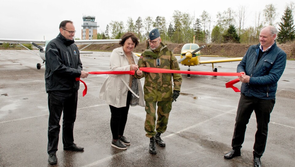 Ordfører Inger-Lise Skartlien gjenåpner allmennflyplassen på Rygge sammen med Lars Hjerpsted fra 134 Luftving. Båndet holdes av (t.v.) David Halvorsen fra Forsvarsbygg, og John-Eirik Laupsa, NLF.