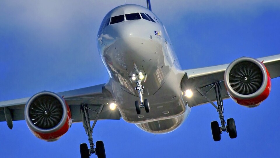 Vi stoler naturligvis på at pilotene har legesjekken i orden når vi er ute og flyr , men kan vi regne med at myndighetene kontrollerer flylegene på et forsvarlig vis? Dette har vært en mye diskutert problemstilling i Danmark den siste tiden. Vi stoler naturligvis på at pilotene har legesjekken i orden når vi er ute og flyr , men kan vi regne med at myndighetene kontrollerer flylegene på et forsvarlig vis? Dette har vært en mye diskutert problemstilling i Danmark den siste tiden.