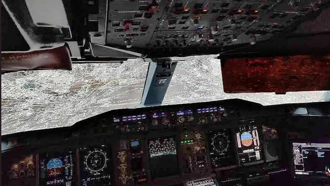 KNUST: Vinduene i cockpit på CZ3101 fikk store skader i haglstormen.