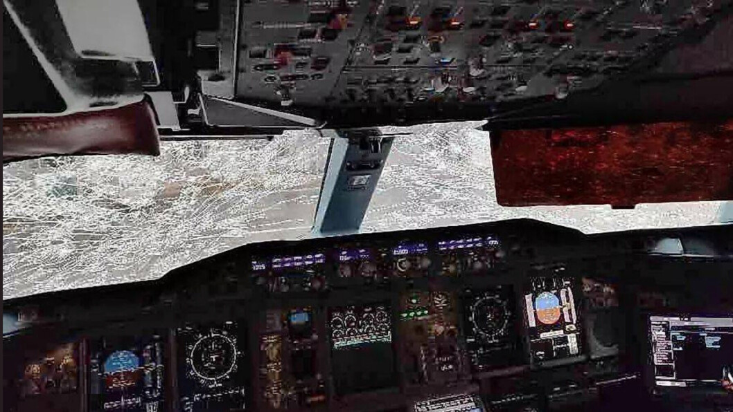 KNUST: Vinduene i cockpit på CZ3101 fikk store skader i haglstormen. KNUST: Vinduene i cockpit på CZ3101 fikk store skader i haglstormen.