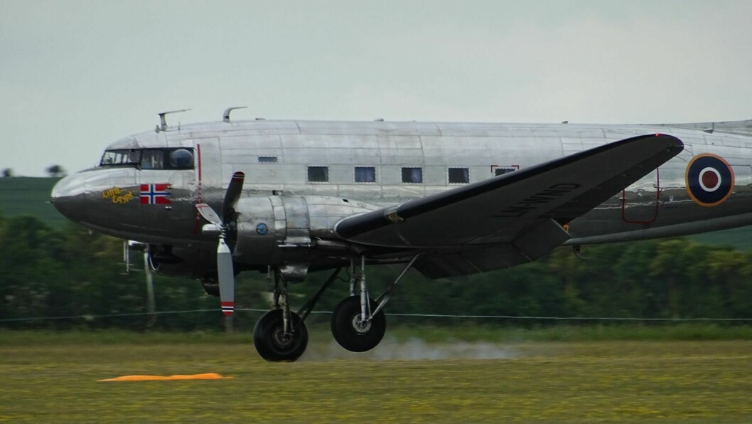 Dakotaen under landing på Duxford. Foto: Andy McKee.