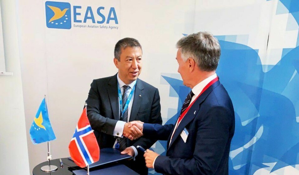 AVTALE: Administrerende direktør hos EASA Patrick Ky og luftfartsdirektør Lars Kobberstad signerte tirsdag en avtale der de ble enige om å satse på elektrifisering av luftfarten. Foto: Luftfartstilsynet