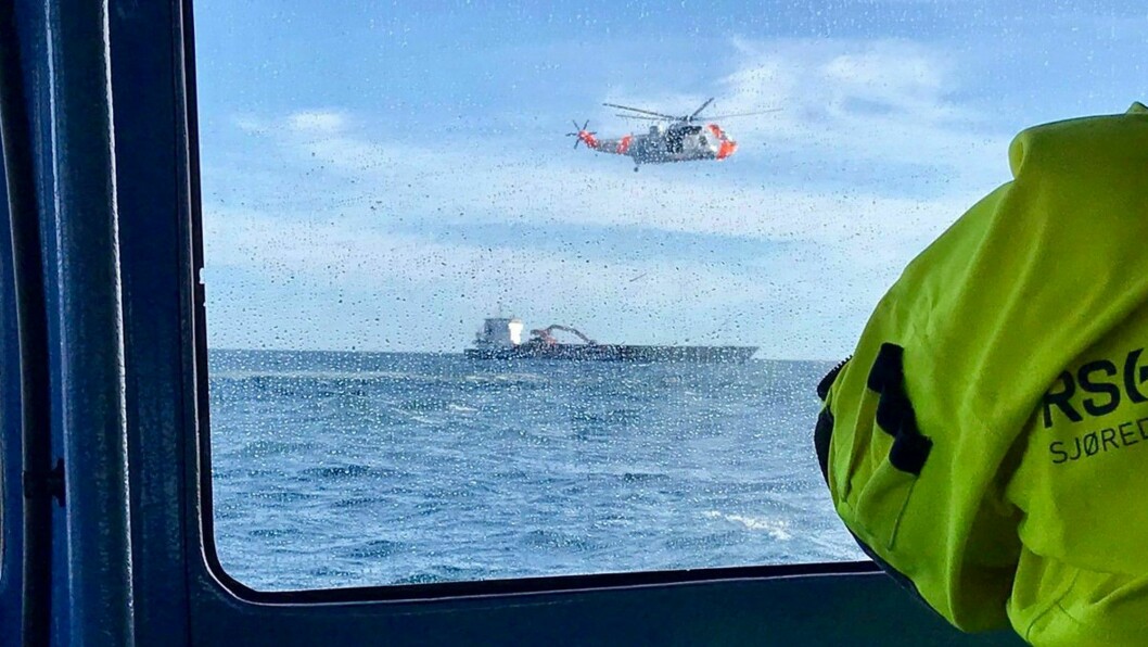 REDNINGSAKSJON: Tre personer ble plukket opp av havet etter at flyet deres styrtet i sjøen cirka 11NM syd for Mandal.