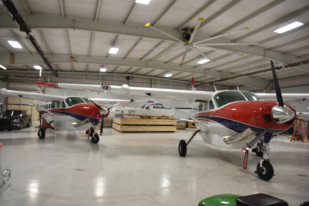 Flyene klare i SouthWind Globals hangar i Moundridge. Flyene klare i SouthWind Globals hangar i Moundridge.