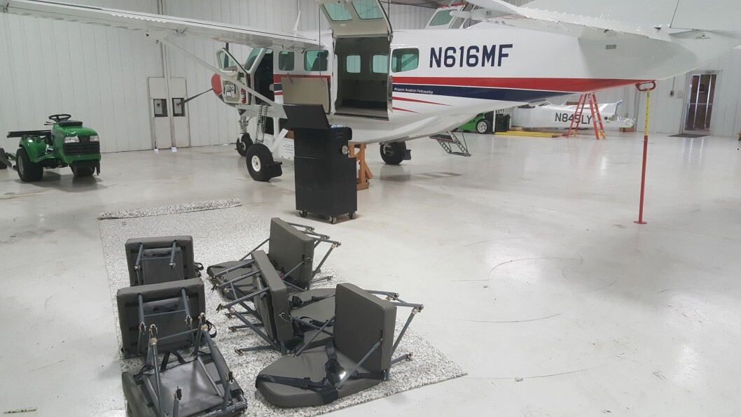 Flyet klargjøres i Moundridge. Alle setene ble lagt i bagasjepodene under flyet. Flyet klargjøres i Moundridge. Alle setene ble lagt i bagasjepodene under flyet.