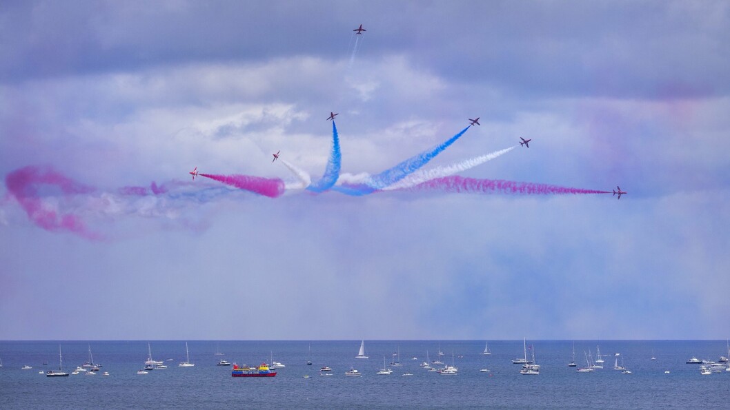 Torbay Air Show er spesielt i det det ikke foregår ved en flyplass. Her kan du følge med på oppvisningen fra land, eller, sammen med mange andre, fra småbåter ute i bukten. Torbay Air Show er spesielt i det det ikke foregår ved en flyplass. Her kan du følge med på oppvisningen fra land, eller, sammen med mange andre, fra småbåter ute i bukten.