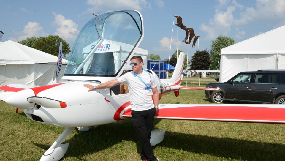 Sjefspilot Patrick Keeting foran det kinesiske flyet Sunward SA 60L Aurora på EAA Air Venture i Oshkosh. Sjefspilot Patrick Keeting foran det kinesiske flyet Sunward SA 60L Aurora på EAA Air Venture i Oshkosh.