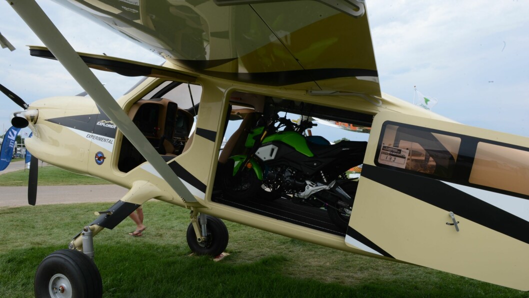 Flyet er romslig. På bildet ser man to store motorsykler i flykroppen. Koinzer utelukker ikke at maskinen vil kunne benyttes til fallskjermhopping.   