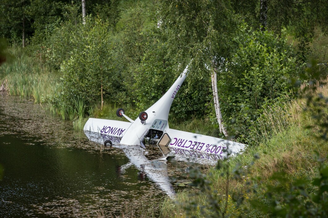 Begge de to personene ombord kom uskadet fra hendelsen. Det var Avinor-sjef Dag Falk-Petersen som var fartøysjef, mens statssekretær Aase Marthe J. Horrigmo var passasjer. Flyet hadde foretatt flere flyvninger i området i forbindelse med Arendalsuken. Begge de to personene ombord kom uskadet fra hendelsen. Det var Avinor-sjef Dag Falk-Petersen som var fartøysjef, mens statssekretær Aase Marthe J. Horrigmo var passasjer. Flyet hadde foretatt flere flyvninger i området i forbindelse med Arendalsuken.