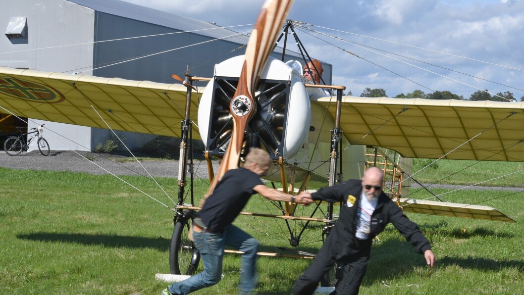 Teknisk sjef for Bleriot, Johan Mürer drar i gang motoren med støtte og sikring av Arild Tveit. Det skulle mange forsøk til fra dem begge og kollega John Erik Molin, før den lystret og startet. Ellingsen i lærhjelm skimtes så vidt i cockpiten.Foto: Martin NilsenDSC_5677 Teknisk sjef for Bleriot, Johan Mürer drar i gang motoren med støtte og sikring av Arild Tveit. Det skulle mange forsøk til fra dem begge og kollega John Erik Molin, før den lystret og startet. Ellingsen i lærhjelm skimtes så vidt i cockpiten.Foto: Martin NilsenDSC_5677