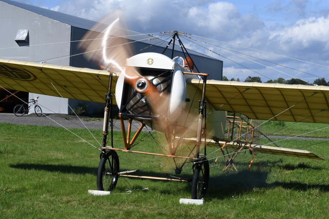 Endelig startet den, men den døde fort ut etter noen omdreininger. Ellingsen er usikker på om det blir aktuelt å fly Bleriot denne sesongen. Endelig startet den, men den døde fort ut etter noen omdreininger. Ellingsen er usikker på om det blir aktuelt å fly Bleriot denne sesongen.