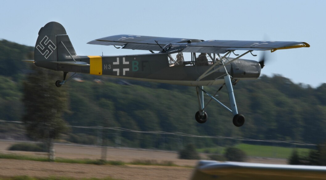 Fieseler Storch lander på Jarlsberg for andre gang. Den har nå tett innpå 60 flytimer, etter at den endelig var ferdig etter mange års restaureringsarbeid.