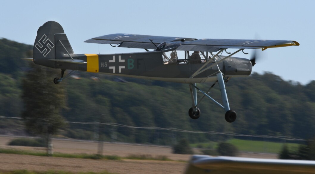 Fieseler Storch lander på Jarlsberg for andre gang. Den har nå tett innpå 60 flytimer, etter at den endelig var ferdig etter mange års restaureringsarbeid. Fieseler Storch lander på Jarlsberg for andre gang. Den har nå tett innpå 60 flytimer, etter at den endelig var ferdig etter mange års restaureringsarbeid.