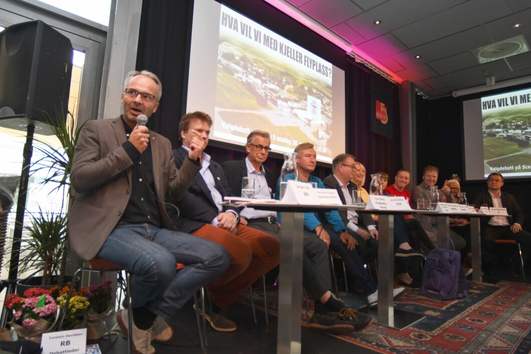 Panelet som deltok på folkemøtet i Lillestrøm på onsdag besto av, fra venstre: Jørgen Vik, A; Christian Krogvig, Demokratene; Tore Berg, Folkets Røst; Jan-Erik Berg, FrP; Kjartan Berland, H; Lisbeth Gamre Skulstad, Krf; Eline Stangeland, MDG; Ole Magnus Eide, Rødt; Sigbjørn Gjelsvik, Sp; Helen Bjørnøy, SV og Boye Bjerkholt, V. Panelet som deltok på folkemøtet i Lillestrøm på onsdag besto av, fra venstre: Jørgen Vik, A; Christian Krogvig, Demokratene; Tore Berg, Folkets Røst; Jan-Erik Berg, FrP; Kjartan Berland, H; Lisbeth Gamre Skulstad, Krf; Eline Stangeland, MDG; Ole Magnus Eide, Rødt; Sigbjørn Gjelsvik, Sp; Helen Bjørnøy, SV og Boye Bjerkholt, V.