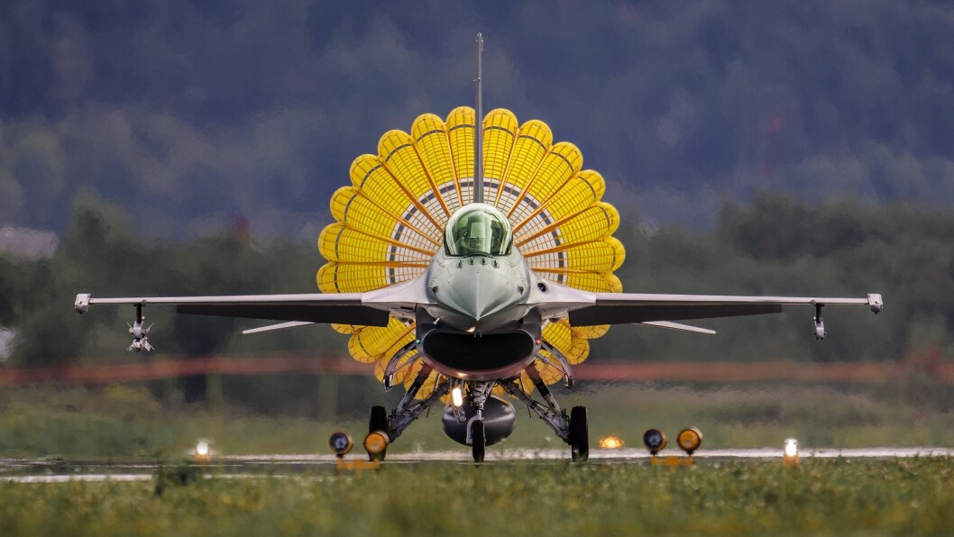 Blinkskudd av en F-16. Blinkskudd av en F-16.