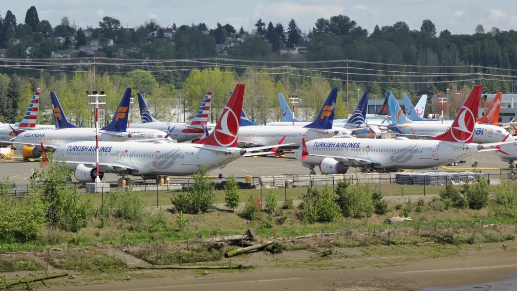 Så langt ser det ikke ut til å  være noen snarlig løsning på problemene med 737 MAX. Flyene har stått på bakken siden mars. Bildet viser 
