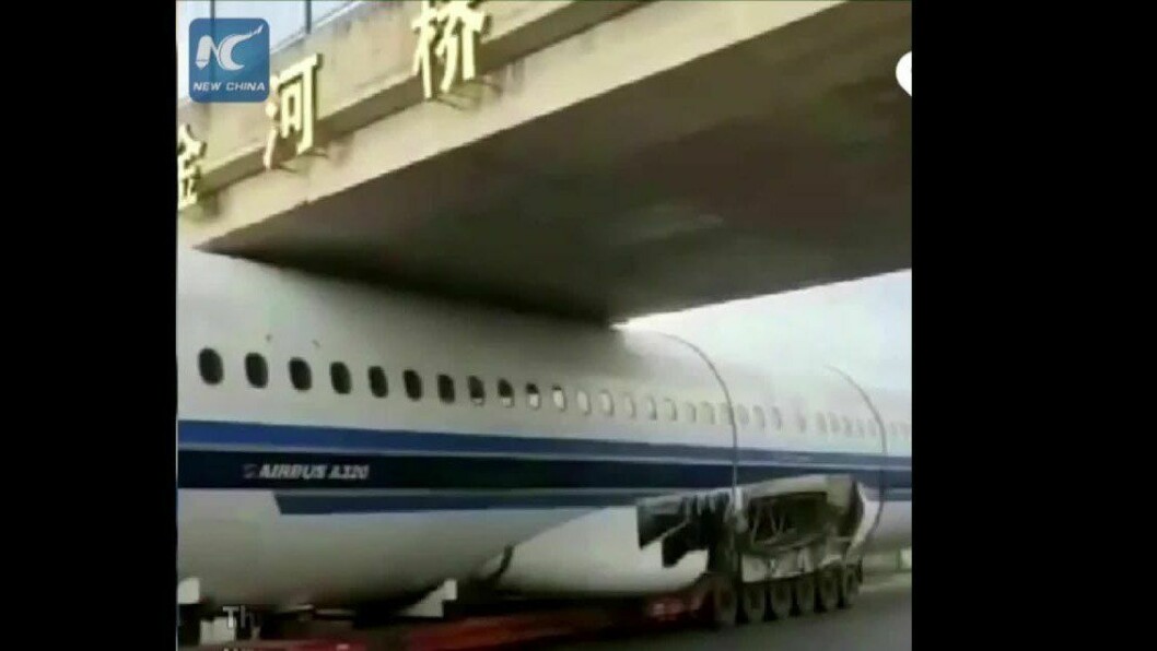 Det gikk ikke helt som planlagt da flykroppen til Airbus 320 skulle fraktes fra en flyplass til en annen med trailer.