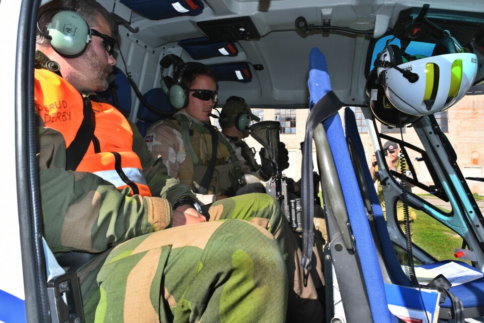 Med tre HV-mannskaper er kabinen i en AS 350 ganske full.