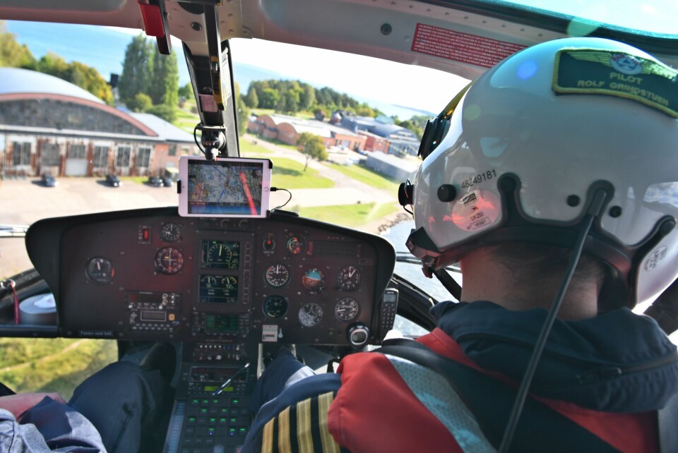 Airlifts rekvirerte helikopter flyr inn til den for lengst nedlagte Horten flyfabrikk for å hente HV-mannskaper.