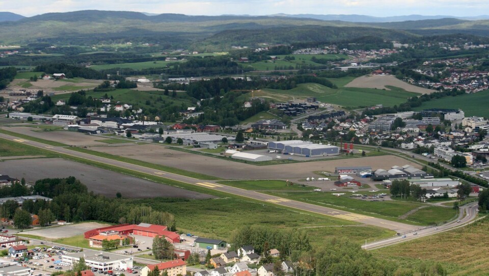 KJELLER FLYPLASS: Ytterporten vil være låst fremover som følge av at uvedkommende har tatt seg inn på området. Foto: Wikimedia Commons