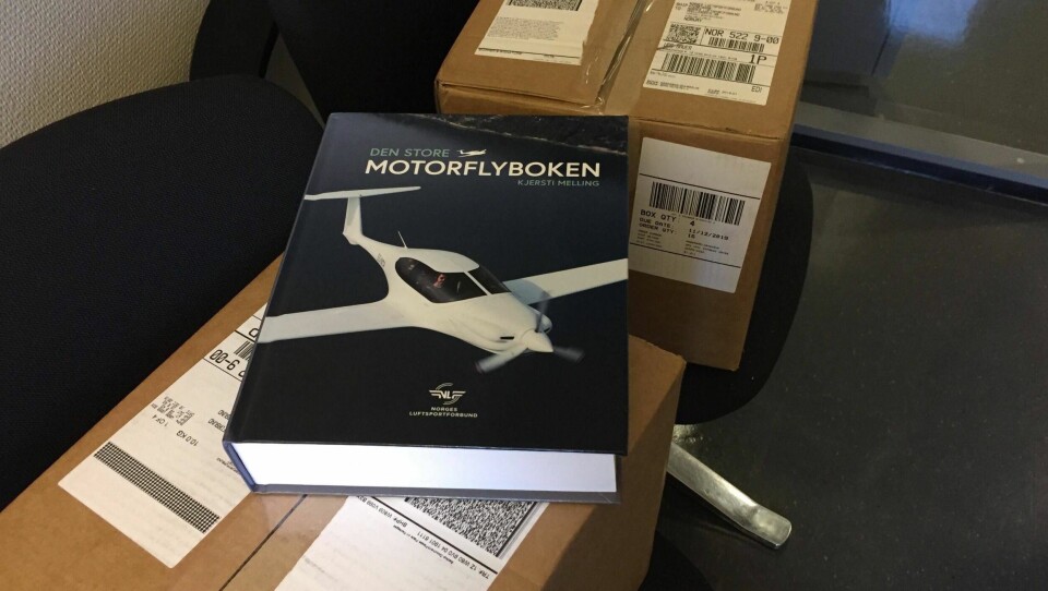 NYANKOMMET: De første rykende ferske eksemplarene av 'Den store motorflyboken' er nå klare.