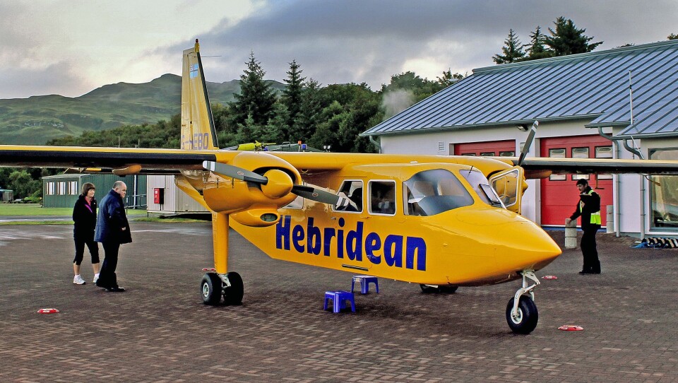 Islander fra Hebridean i Oban før en 32 nautiske mil kort tur ut til øyen Colonsay vest for Skotland. Cirka 600 av de 800 Islanderne som er i tjeneste rundt omkring i verden flyr korte strekkruter, som etter hvert vil bli aktuelle for hybrid- eller elektriske fly.