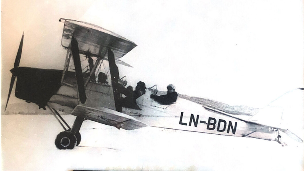 EN-TO-TRE: Denne fotomanipulasjonen ble laget lenge før Photoshop. Det er Jacob Schøning Halvorsen som sitter i alle de tre setene. Flyet på bildet er en 1942 modell som var eid av NTH Flyklubb. Det ble senere omregistrert til LN-VYG. Foto: Via Gørin Schøning Halvorsen EN-TO-TRE: Denne fotomanipulasjonen ble laget lenge før Photoshop. Det er Jacob Schøning Halvorsen som sitter i alle de tre setene. Flyet på bildet er en 1942 modell som var eid av NTH Flyklubb. Det ble senere omregistrert til LN-VYG. Foto: Via Gørin Schøning Halvorsen