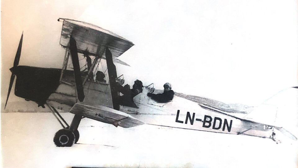 EN-TO-TRE: Denne fotomanipulasjonen ble laget lenge før Photoshop. Det er Jacob Schøning Halvorsen som sitter i alle de tre setene. Flyet på bildet er en 1942 modell som var eid av NTH Flyklubb. Det ble senere omregistrert til LN-VYG. Foto: Via Gørin Schøning Halvorsen