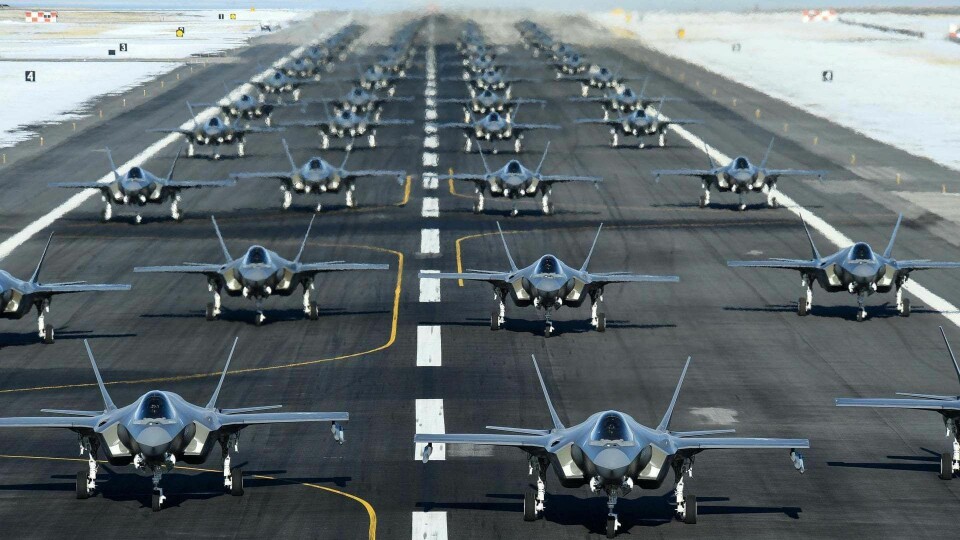 ELEPHANT WALK: 52 fly av typen F35-A samlet på en stripe.