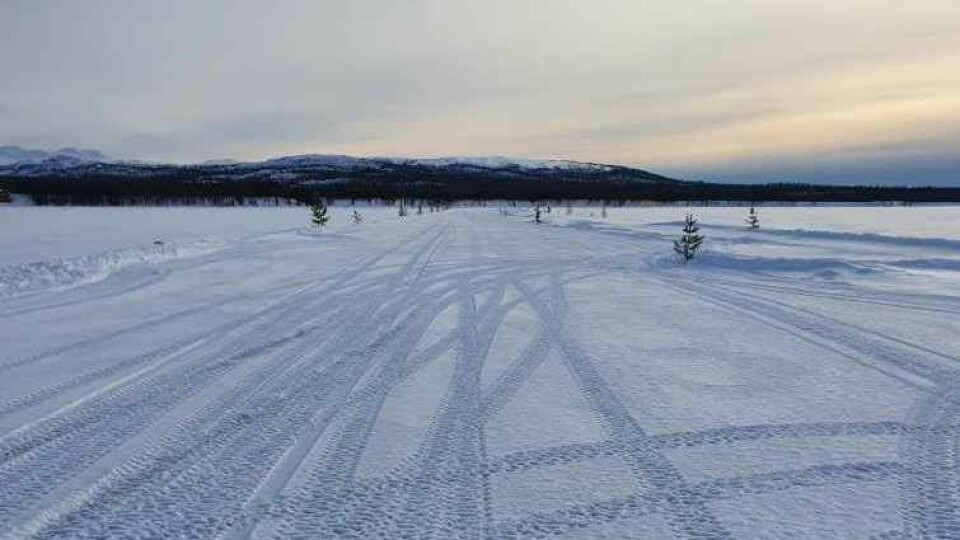 Rullebanen er nå klar.1200 m lang og 30 m bred. Husk å ringe og sjekke forholdene før du tar turen.