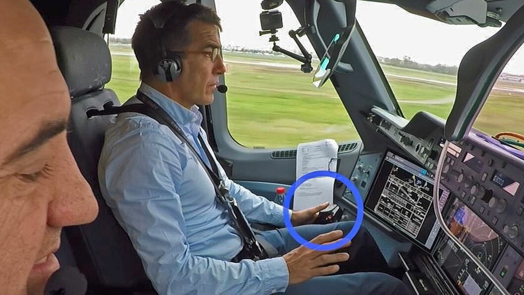 Piloten holdt hånden på sidesticken klar til at gribe ind, hvis teknologien ikke ville opføre sig, som den skulle. Men det gjorde den. Piloten holdt hånden på sidesticken klar til at gribe ind, hvis teknologien ikke ville opføre sig, som den skulle. Men det gjorde den.