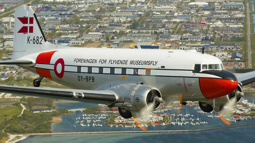 I LUFTEN: Den danske DC-3-en fotografert i luften over København. Håpet om at maskinen igjen skal fly lever fremdeles.