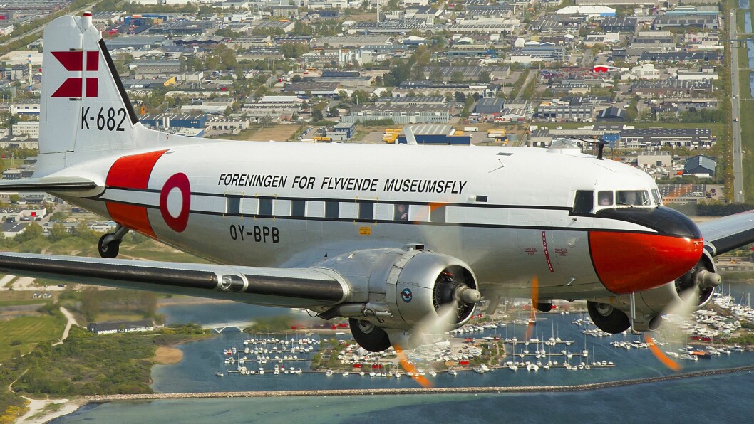 I LUFTEN: Den danske DC-3-en fotografert i luften over København. Håpet om at maskinen igjen skal fly lever fremdeles. I LUFTEN: Den danske DC-3-en fotografert i luften over København. Håpet om at maskinen igjen skal fly lever fremdeles.