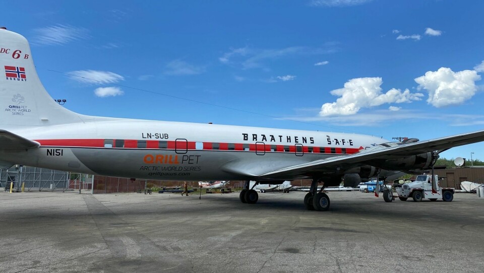 LN-SUB er igjen å se i sin tidligere norske dekor, med Braathens-farger, navn og flagg på halen.