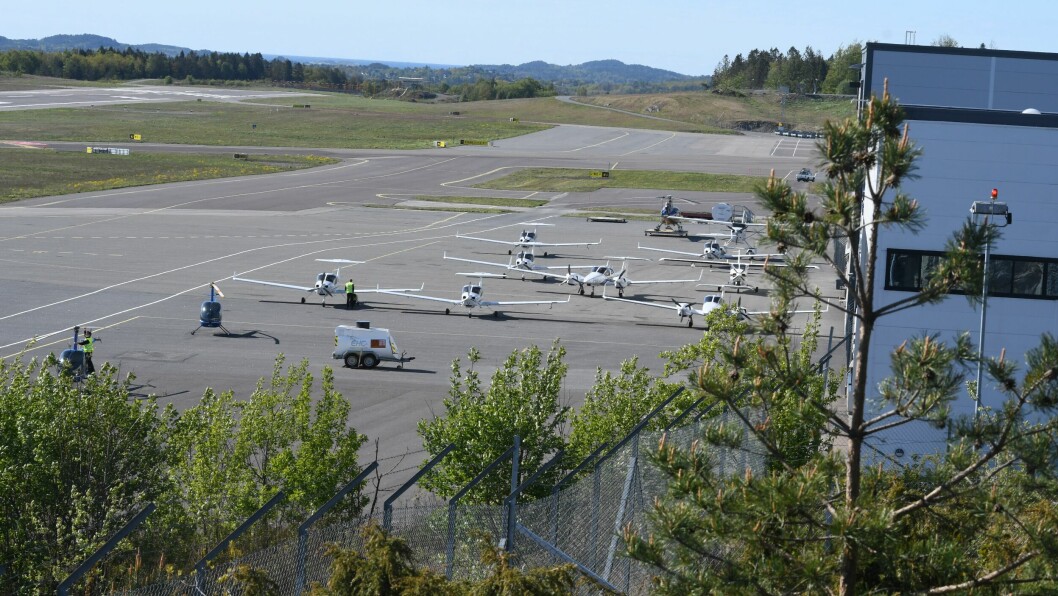 STILLE PÅ TORP: Tre flyskole må innstille fra mandag morgen dersom flygelederne på Torp permitteres slik det er varslet om.Foto: Martin Nilsen