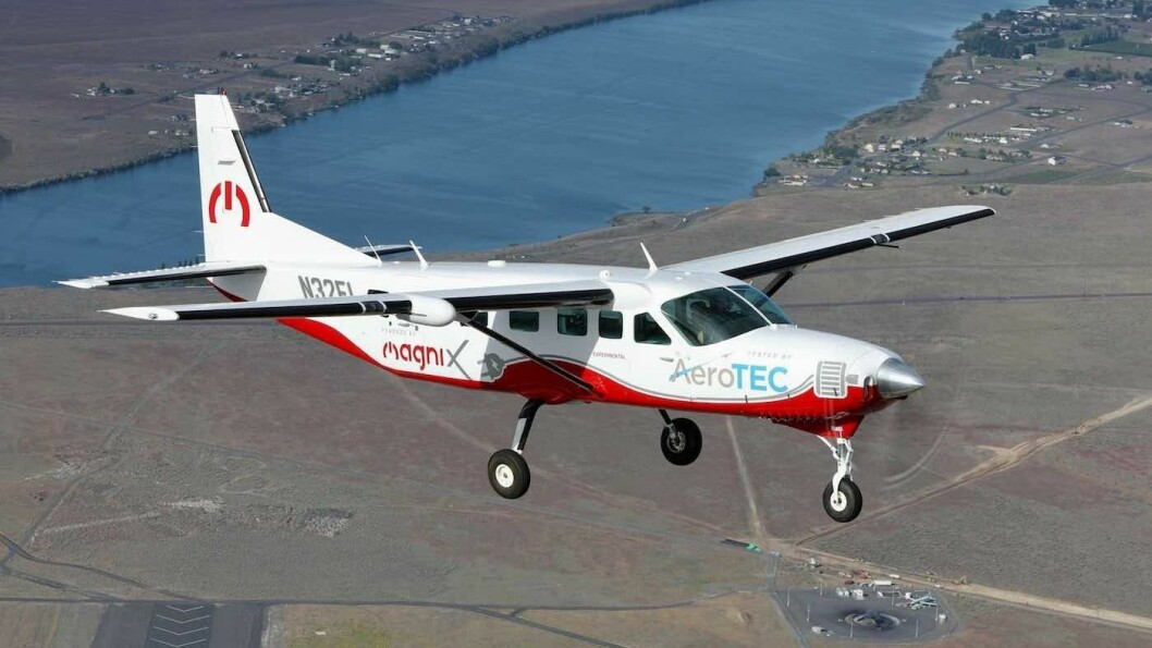 I NY DRAKT: : Cessna Grand Caravan er en flytype som er mye brukt til å transportere passasjerer og frakt. Den fløy første gang i 1982. I mai 2020 fløy den elektriske versjonen for første gang. I NY DRAKT: : Cessna Grand Caravan er en flytype som er mye brukt til å transportere passasjerer og frakt. Den fløy første gang i 1982. I mai 2020 fløy den elektriske versjonen for første gang.