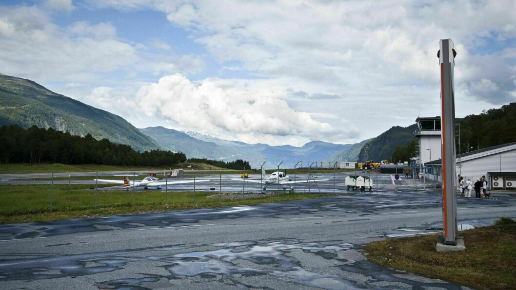 Sandane lufthamn Anda er en av flyplassene som kan besøkes med PFLY-kort . Foto: L.K. Gloppestad / Wikimedia Commons Sandane lufthamn Anda er en av flyplassene som kan besøkes med PFLY-kort . Foto: L.K. Gloppestad / Wikimedia Commons