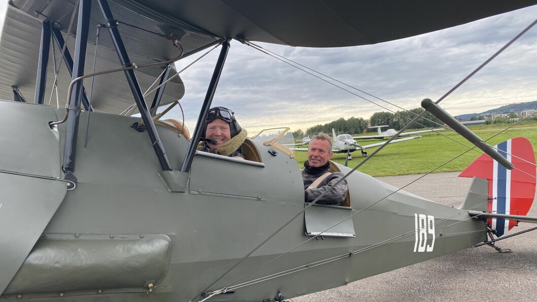 Sigbjørn Gjelsvik (Sp) ( i fremre cockpit) mener hans Stortingskolleger må på banen nå som de lokale politikerne i Lillestrøm med stort flertall går inn for å tilrettelegge for et levende flyhistorisk miljø på Kjeller. Og han er imponert over ideene Finn Terje Skyrud - som flyr Tiger Mothen fra baksetet - har fremmet på vegne av Kjeller Flyhistoriske Kulturpark.Foto: Jan Lilleby Sigbjørn Gjelsvik (Sp) ( i fremre cockpit) mener hans Stortingskolleger må på banen nå som de lokale politikerne i Lillestrøm med stort flertall går inn for å tilrettelegge for et levende flyhistorisk miljø på Kjeller. Og han er imponert over ideene Finn Terje Skyrud - som flyr Tiger Mothen fra baksetet - har fremmet på vegne av Kjeller Flyhistoriske Kulturpark.Foto: Jan Lilleby