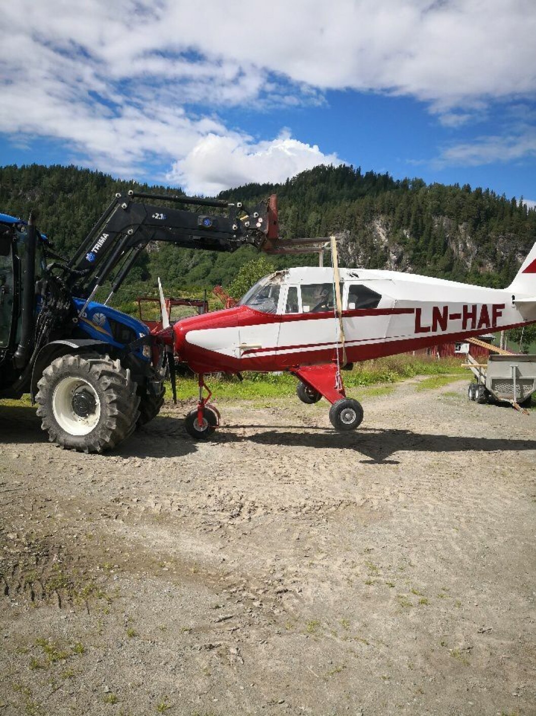 Flyet ble heist på plass med traktor.Foto: Brage Røkk). Flyet ble heist på plass med traktor.Foto: Brage Røkk).