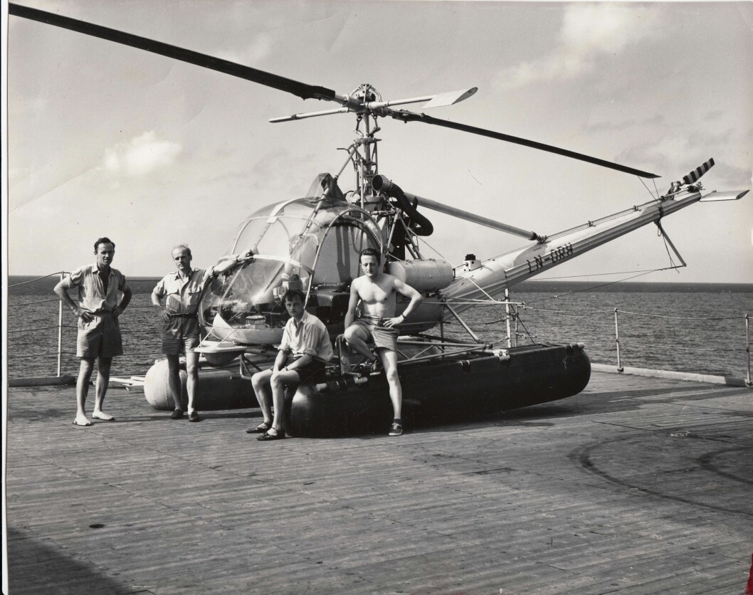 På oppdrag med Hiller 360 helikopter på hvalfangst i Antarktis vinteren 1953/54. Erik Langset til høyre. Foto: Via familien Langset. På oppdrag med Hiller 360 helikopter på hvalfangst i Antarktis vinteren 1953/54. Erik Langset til høyre. Foto: Via familien Langset.