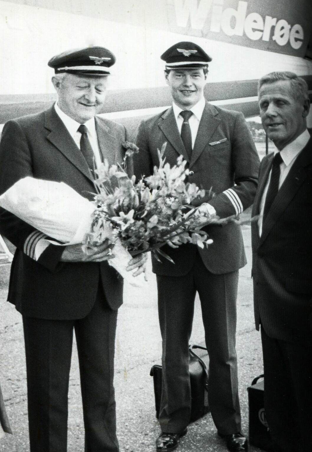 En lang flygerkarriere var over 25. april 1986. Erik Langset med sønnen Jon som styrmann, overrekkes blomster av Widerøes direktør Peter L. Nissen etter landing. Foto: Via Ulf Larstuvold.