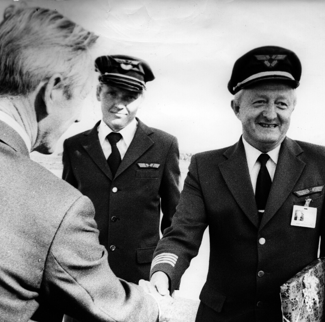 Erik Langset (t.h.) mottar gave fra Widerøes adm. direktør Per Bergsland (t.v.). Erik Langset (t.h.) mottar gave fra Widerøes adm. direktør Per Bergsland (t.v.).