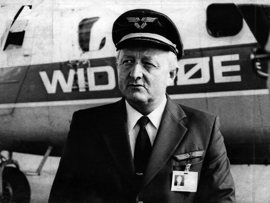 Bilde av Erik Langset foran en Twin Otter. Foto: Ukjent / Norsk Luftfartsmuseum. Bilde av Erik Langset foran en Twin Otter. Foto: Ukjent / Norsk Luftfartsmuseum.